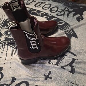 NWOB JUICY COUTURE BURGANDY ONE UP BOOTS 71/2
